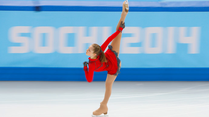 Vận động viên người Nga Yulia Lipnitskaya thực hiện màn biểu diễn của mình ở môn trượt băng nghệ thuật. (Ảnh: Reuters)
