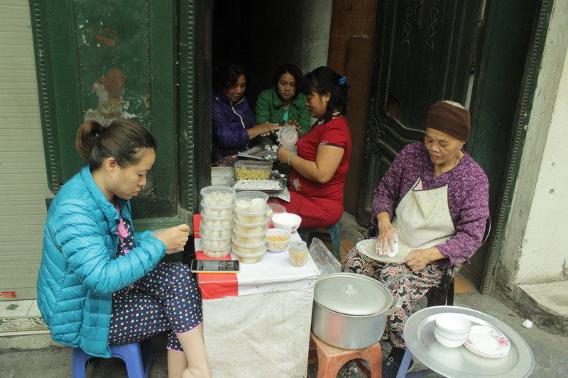 Món bánh trôi, bánh chay từ lâu đã trở thành món ăn sáng của nhiều người dân Hà Nội. (Ảnh: Thu Hiền/TTXVN)