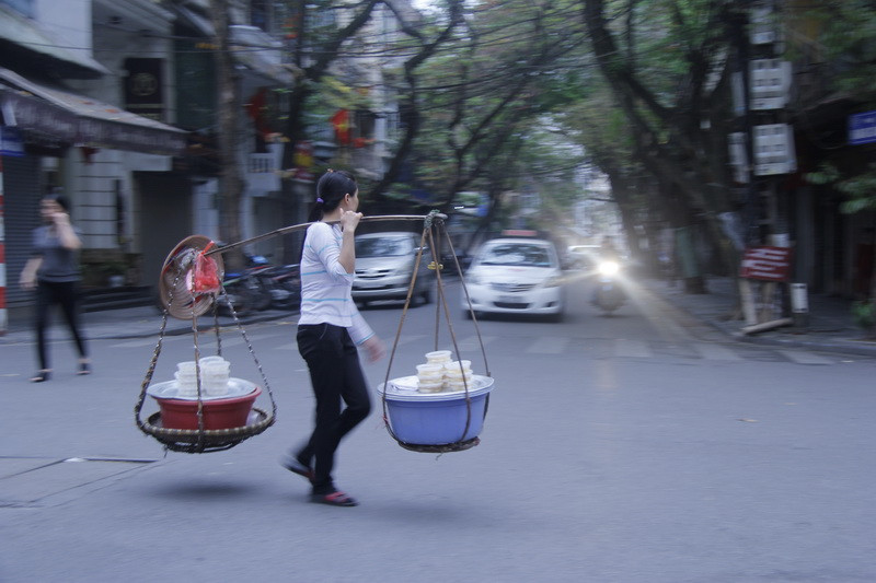Những gánh hàng len lỏi khắp ngõ phố Hà Nội để phục vụ người dân dịp Tết Hàn thực. (Ảnh: Thùy Dương/TTXVN)
