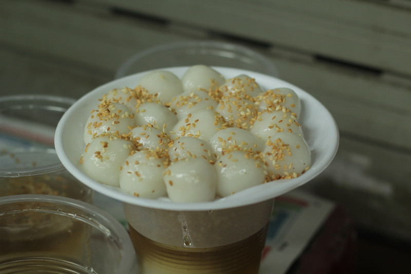 Đĩa bánh trôi thành phẩm chuẩn bị tới tay người dùng. (Ảnh: Thu Hiền/TTXVN)