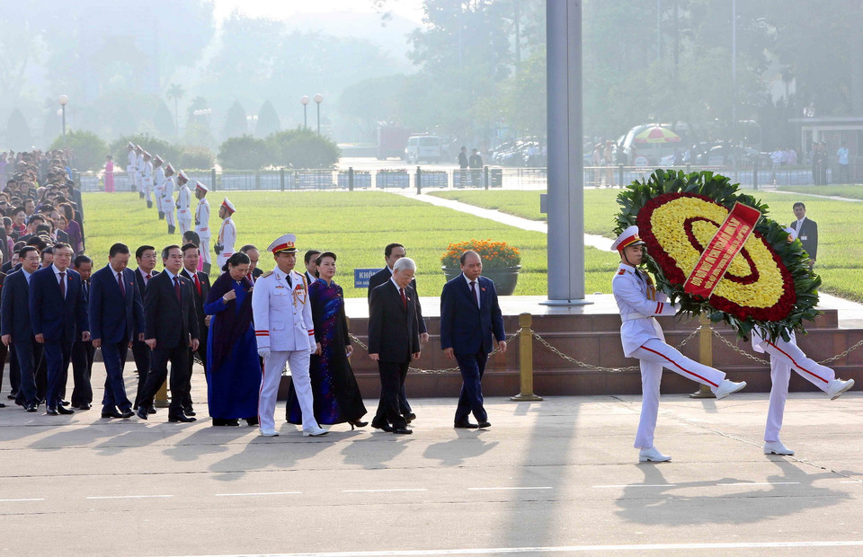 Sáng 22/10, trước giờ khai mạc Kỳ họp thứ sáu, Quốc hội khóa XIV, Tổng Bí thư Nguyễn Phú Trọng dẫn đầu Đoàn các đại biểu Quốc hội đến đặt vòng hoa và vào Lăng viếng Chủ tịch Hồ Chí Minh. (Ảnh: Dương Giang/TTXVN)