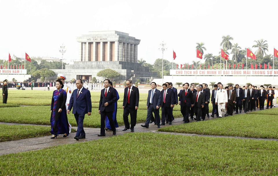 Sáng 22/10, trước giờ khai mạc Kỳ họp thứ sáu, Quốc hội khóa XIV, Tổng Bí thư Nguyễn Phú Trọng dẫn đầu Đoàn các đại biểu Quốc hội đến đặt vòng hoa và vào Lăng viếng Chủ tịch Hồ Chí Minh. (Ảnh: Dương Giang/TTXVN)
