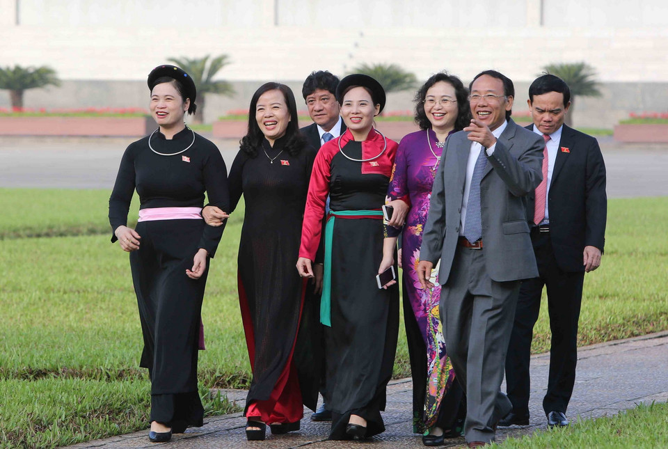 Các đại biểu Quốc hội trước giờ khai mạc Kỳ họp thứ sáu, Quốc hội khóa XIV. (Ảnh: Dương Giang/TTXVN)