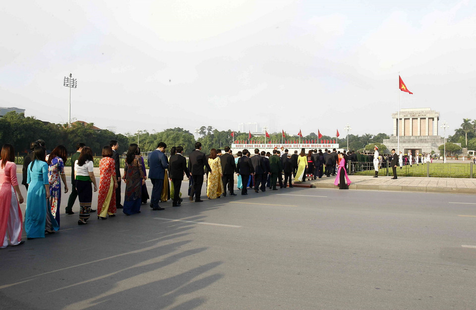 Các đại biểu Quốc hội trước giờ khai mạc Kỳ họp thứ sáu, Quốc hội khóa XIV. (Ảnh: Dương Giang/TTXVN)