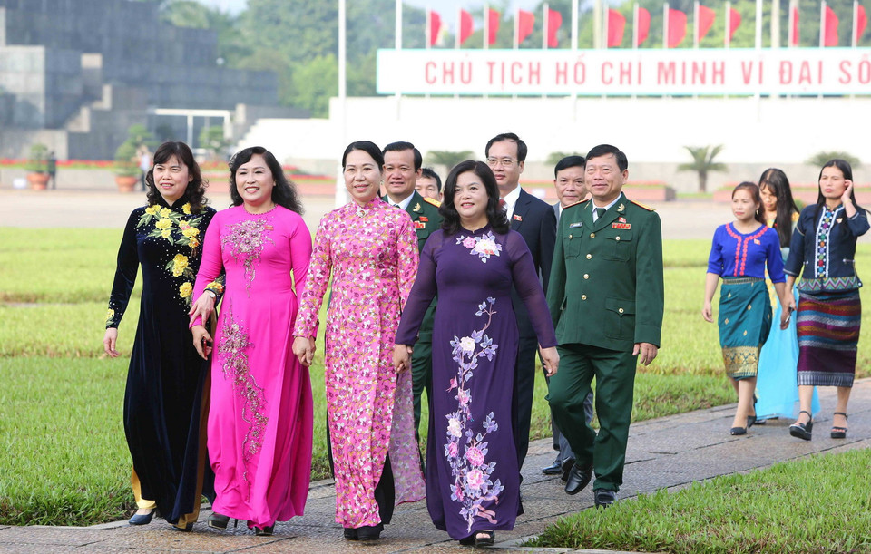 Các đại biểu Quốc hội trước giờ khai mạc Kỳ họp thứ sáu, Quốc hội khóa XIV. (Ảnh: Dương Giang/TTXVN)