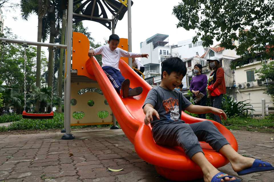 Các em nhỏ lại được thỏa sức vui chơi sau 2 tuần thực hiện cách ly. (Ảnh: Huy Hùng/TTXVN)