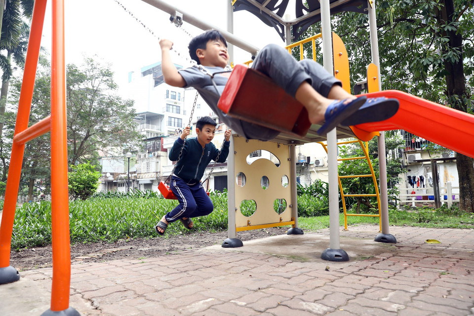 Các em nhỏ lại được thỏa sức vui chơi sau 2 tuần thực hiện cách ly. (Ảnh: Huy Hùng/TTXVN)