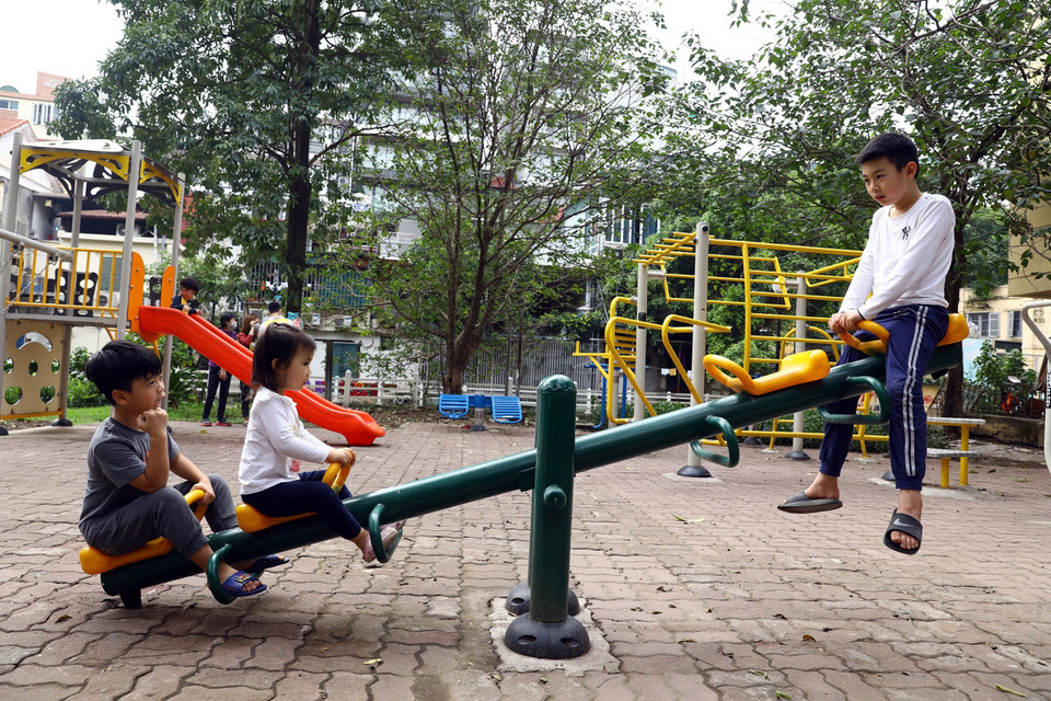 Các em nhỏ lại được thỏa sức vui chơi sau 2 tuần thực hiện cách ly. (Ảnh: Huy Hùng/TTXVN)