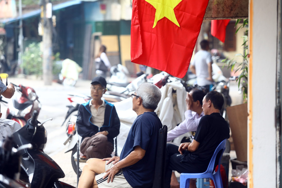 Người dân phố Trúc Bạch quay lại với sinh hoạt thường nhật vốn có trước khi bị cách ly. (Ảnh: Huy Hùng/TTXVN)
