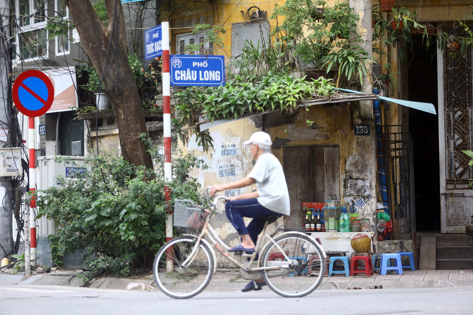 Đoạn phố suốt 14 ngày trước bị cách ly, nay đã trở lại bình thường, người dân đã có thể thong dong đạp xe đi trên con phố thân quen. (Ảnh: Huy Hùng/TTXVN)