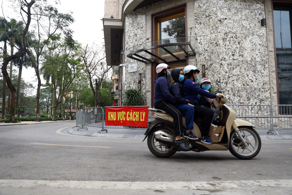 Chỉ còn duy nhất ngôi nhà của bệnh nhân COVID-19 thứ 17 ở số 125 phố Trúc Bạch vẫn được phong tỏa. (Ảnh: Huy Hùng/TTXVN)