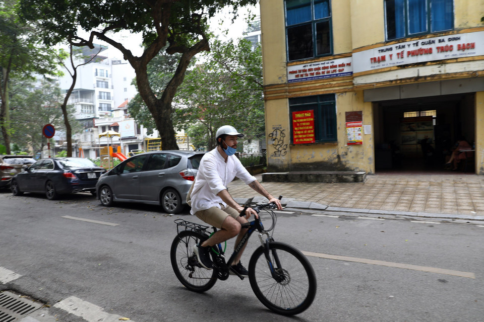 Nhịp sống của người dân phố Trúc Bạch trở lại bình thường sạu 14 ngày cách ly do ca nhiễm COVID-19 thứ 17. (Ảnh: Huy Hùng/TTXVN)