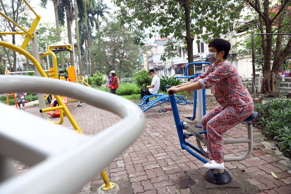 Người dân phố Trúc Bạch trở lại thói quen tập thể dục mỗi buổi sáng sau 14 ngày phải ở trong nhà. (Ảnh: Huy Hùng/TTXVN)