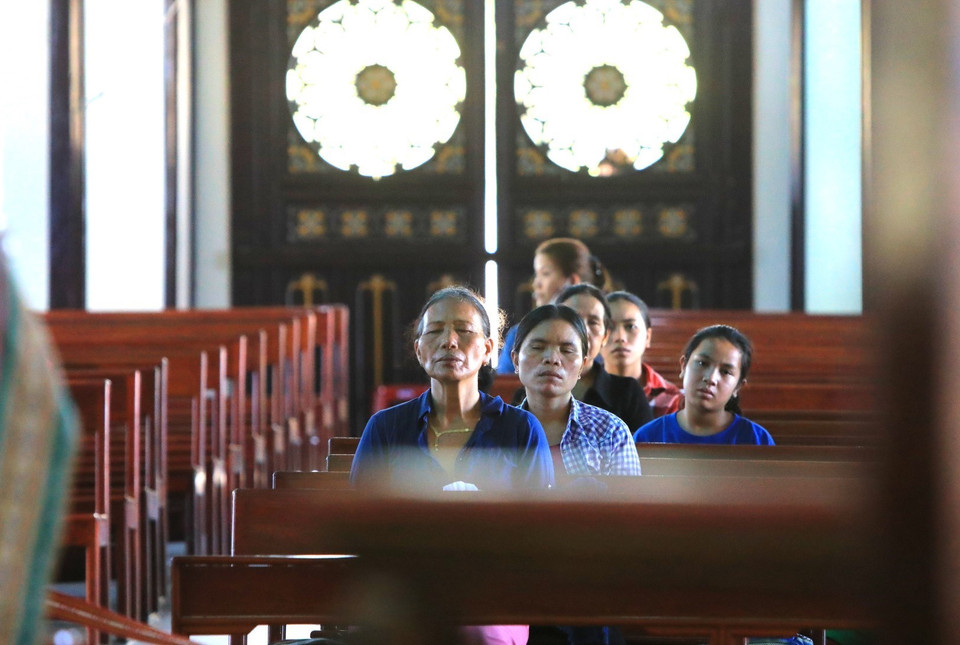 Các giáo dân người đồng bào đi lễ tại nhà thờ gỗ Kon Tum. (Ảnh: Thành Đạt/TTXVN)