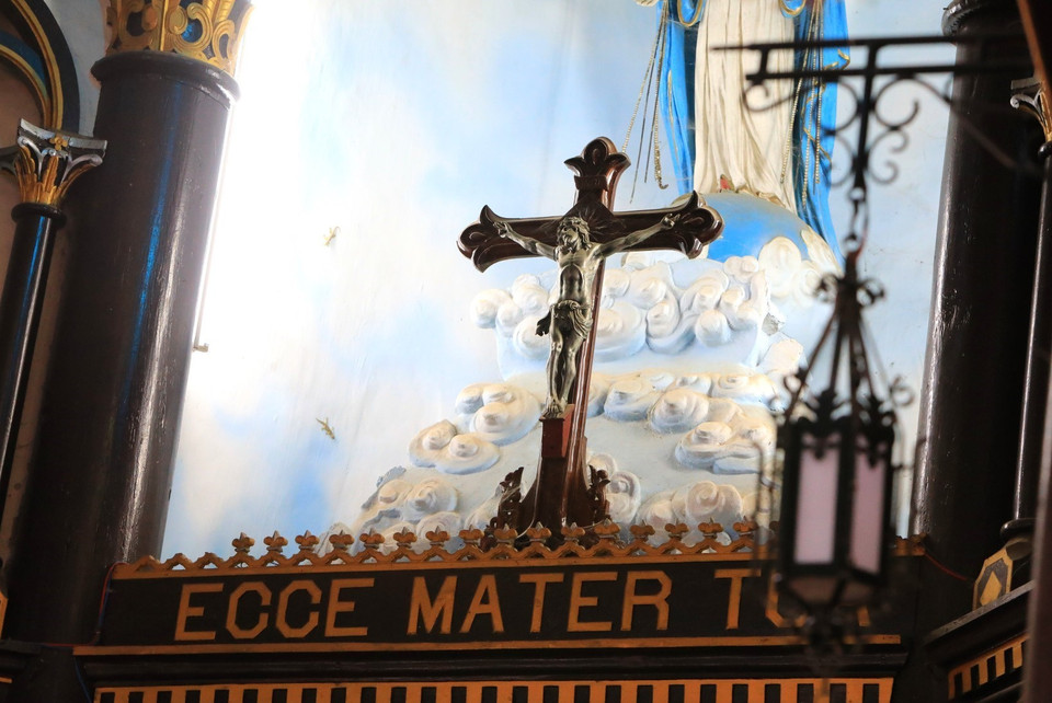 Nhà thờ gỗ Kon Tum với hơn 100 năm tuổi đời được làm bằng gỗ cà chít (sến đỏ) (trần và tường được xây bằng đất trộn rơm) theo kiến trúc Roman, phối hợp với kiến trúc nhà sàn của người Ba Na. (Ảnh: Thành Đạt/TTXVN)