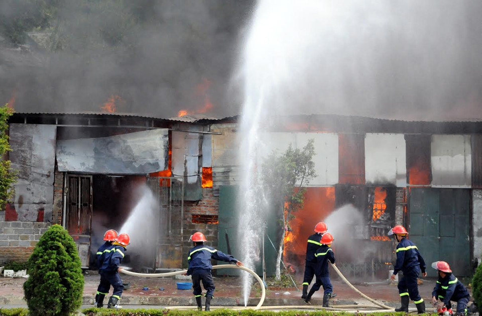 Bà Vũ Thị Vui, sinh năm 1957, ở phường Đoàn Kết, thành phố Lai Châu cho biết, bà là chủ nhà, nhưng đã 6 năm nay cho ông Nguyễn Văn Thiện, quê ở Hà Tây, thuê làm xưởng sản xuất chăn bông. (Nguồn: Nguyễn Công Hải/Vietnam+)