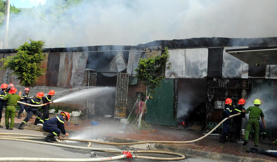 Sau khi vụ việc xảy ra, lực lượng phòng cháy chữa cháy tỉnh Lai Châu đã có mặt tại hiện trường cùng các phương tiện, khẩn trương dập lửa... (Nguồn: Nguyễn Công Hải/Vietnam+)