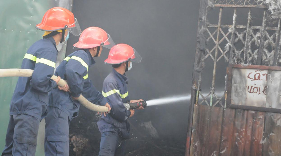Dãy nhà xưởng này cách đây hai năm cũng từng xảy ra cháy nhỏ. (Nguồn: Nguyễn Công Hải/Vietnam+)