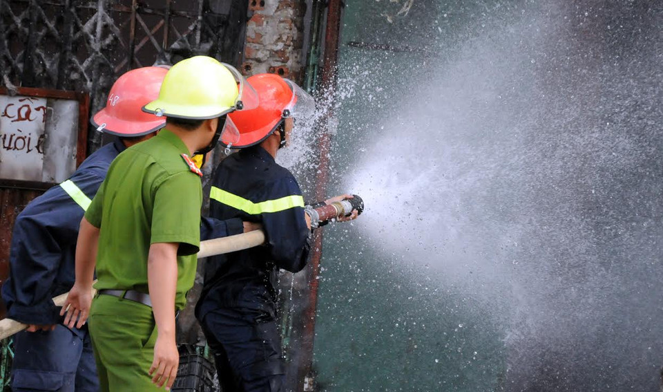 Sau khi vụ việc xảy ra, lực lượng phòng cháy chữa cháy tỉnh Lai Châu đã có mặt tại hiện trường cùng các phương tiện, khẩn trương dập lửa... (Nguồn: Nguyễn Công Hải/Vietnam+)