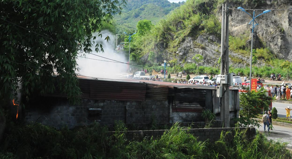 Cơ quan chức năng tỉnh Lai Châu đang thống kê thiệt hại và điều tra làm rõ nguyên nhân vụ cháy. (Nguồn: Nguyễn Công Hải/Vietnam+)
