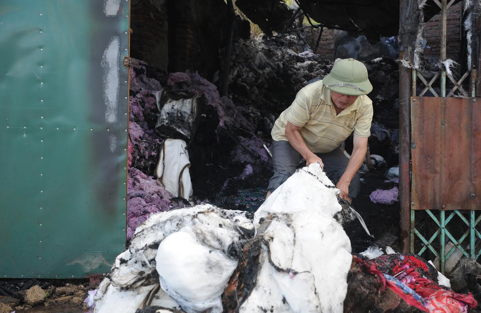 Đồ đạc, tài sản bên trong dãy nhà đã bị lửa thiêu rụi. (Nguồn: Nguyễn Công Hải/Vietnam+)