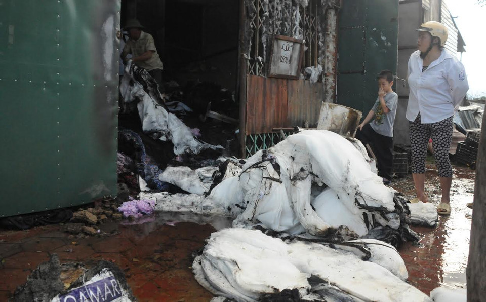 Đồ đạc, tài sản bên trong dãy nhà đã bị lửa thiêu rụi. (Nguồn: Nguyễn Công Hải/Vietnam+)