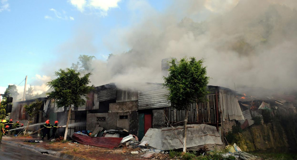 Bà Vũ Thị Vui, sinh năm 1957, ở phường Đoàn Kết, thành phố Lai Châu cho biết, bà là chủ nhà, nhưng đã 6 năm nay cho ông Nguyễn Văn Thiện, quê ở Hà Tây, thuê làm xưởng sản xuất chăn bông. (Nguồn: Nguyễn Công Hải/Vietnam+)