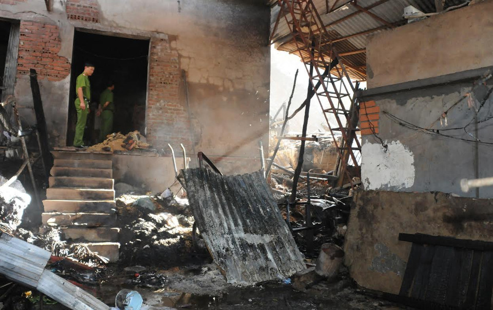 Đồ đạc, tài sản bên trong dãy nhà đã bị lửa thiêu rụi. (Nguồn: Nguyễn Công Hải/Vietnam+)