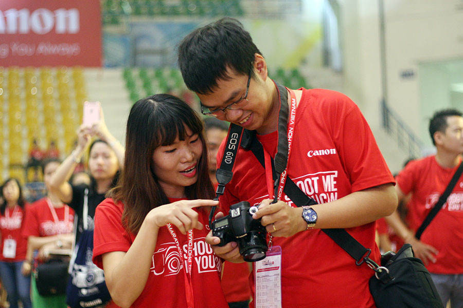 Trao đổi trước giờ lên đường sáng tác. (Ảnh: T.H/Vietnam+)