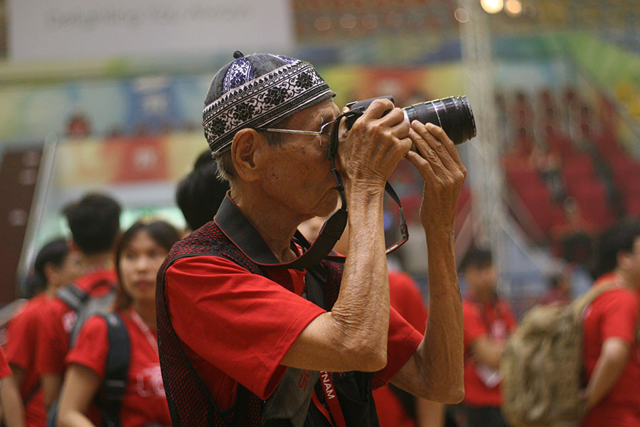 Nhiều năm tham dự cuộc thi, cụ ông này năm nay đã 85 tuổi. (Ảnh: T.H/Vietnam+)