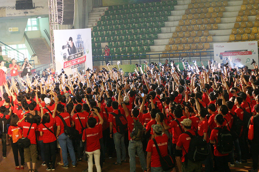 Những tay máy chuyên, không chuyên đã sẵn sàng tác nghiệp với chủ đề đầu tiên: Mùa thu Hà Nội. (Ảnh: T.H/Vietnam+)