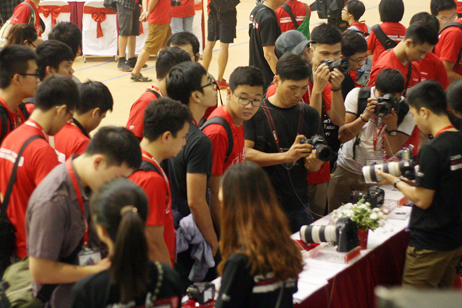 Trải nghiệm khu trưng bày máy ảnh của Canon. (Ảnh: T.H/Vietnam+)