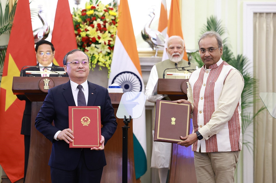 Thủ tướng Phạm Minh Chính và Thủ tướng Narendra Modi chứng kiến trao Bản ghi nhớ về hợp tác phát thanh và truyền hình giữa Đài Tiếng nói Việt Nam và Đài Phát thanh Prasar Bharati của Ấn Độ. (Ảnh: Dương Giang/TTXVN)