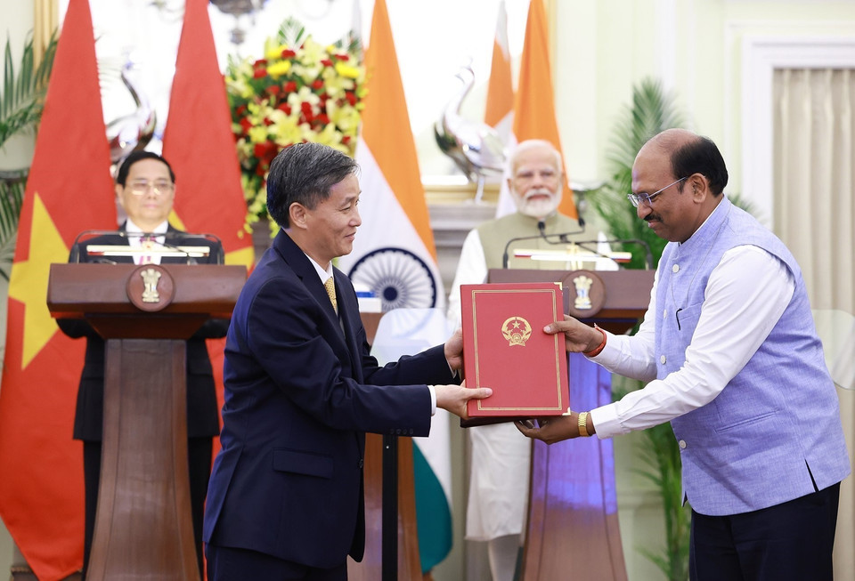 Thủ tướng Phạm Minh Chính và Thủ tướng Narendra Modi chứng kiến trao Bản ghi nhớ về hợp tác pháp luật và tư pháp giữa Bộ Tư pháp Việt Nam với Bộ Pháp luật và Tư pháp Ấn Độ. (Ảnh: Dương Giang/TTXVN)