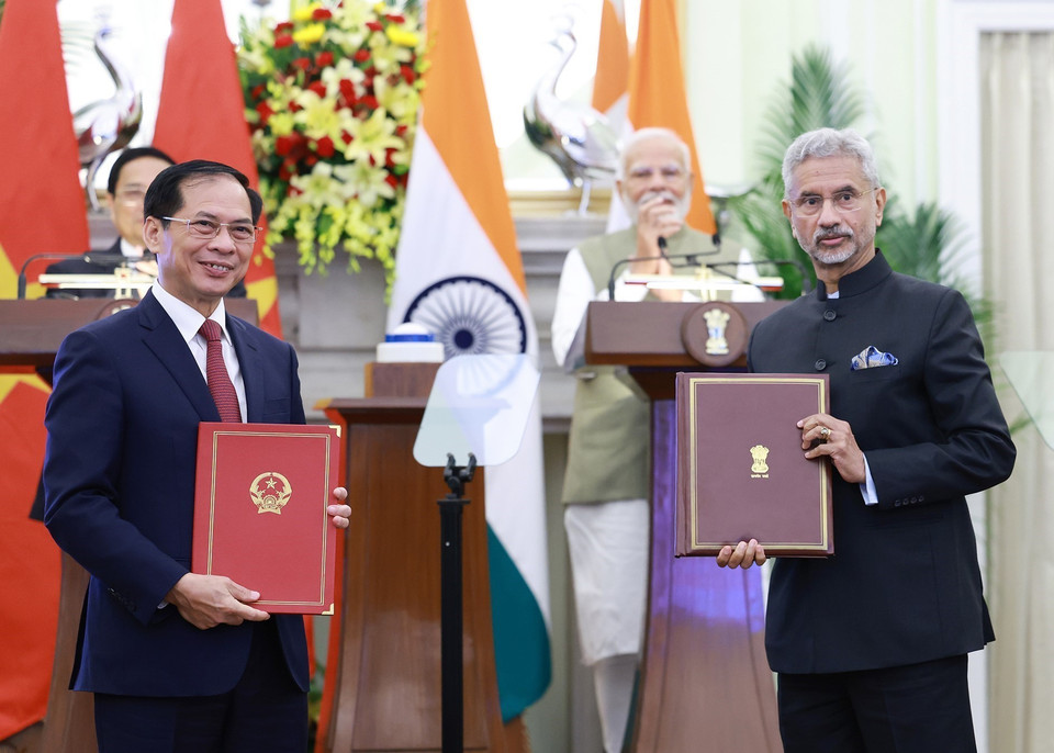 Thủ tướng Phạm Minh Chính và Thủ tướng Narendra Modi chứng kiến trao Hiệp định giữa Chính phủ hai nước về việc cho phép thân nhân thành viên cơ quan đại diện ngoại giao, cơ quan lãnh sự làm việc có thu nhập. (Ảnh: Dương Giang/TTXVN)