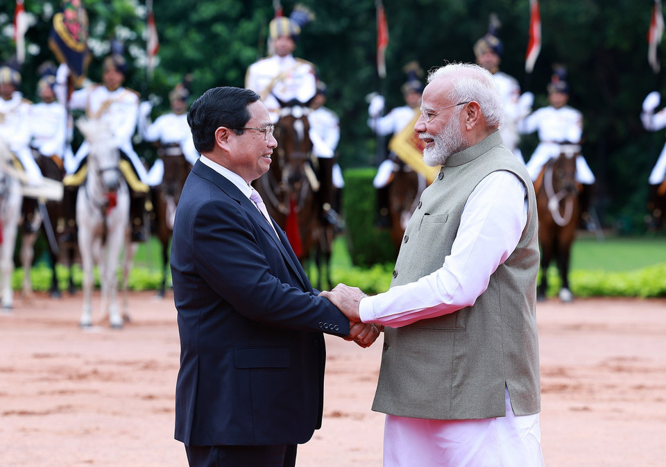 ​Thủ tướng Narendra Modi đón Thủ tướng Phạm Minh Chính​ thăm cấp Nhà nước đến Ấn Độ. (Ảnh: Dương Giang/TTXVN)