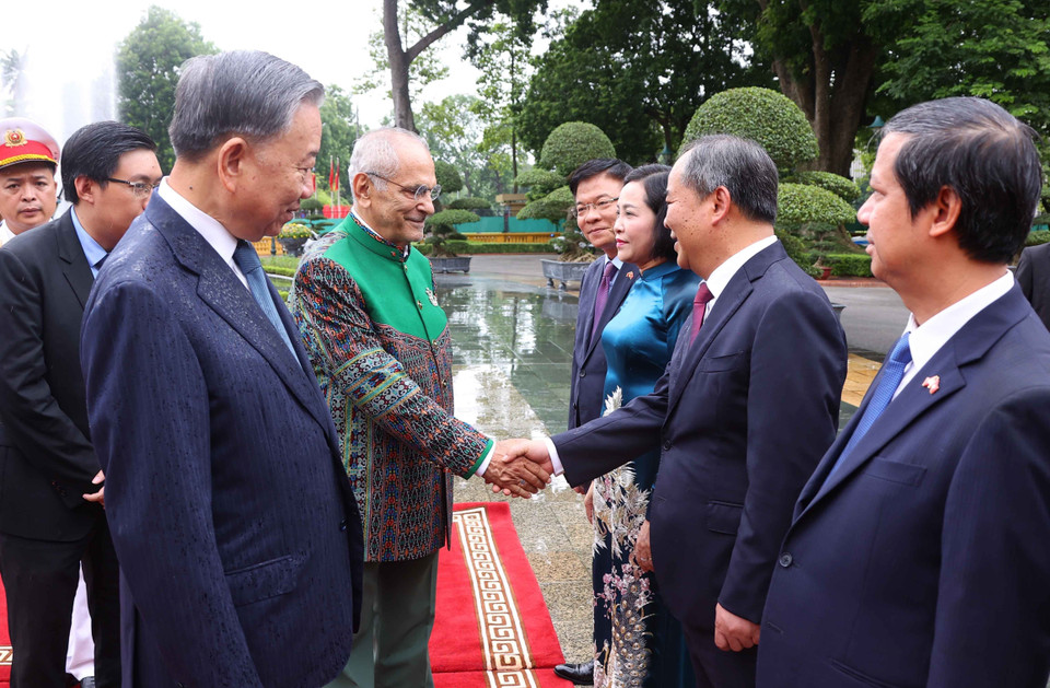 Chủ tịch nước Tô Lâm giới thiệu với Tổng thống Jose Ramos-Horta thành viên Đoàn Việt Nam tại Lễ đón. (Ảnh: Lâm Khánh/TTXVN)
