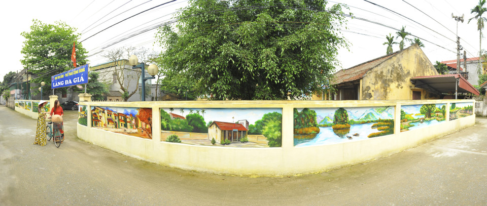 Con đường bích họa tại thị trấn Thiên Tôn, huyện Hoa Lư, với chủ đề phong cảnh quê hương đất nước. (Ảnh: Minh Đức/TTXVN)