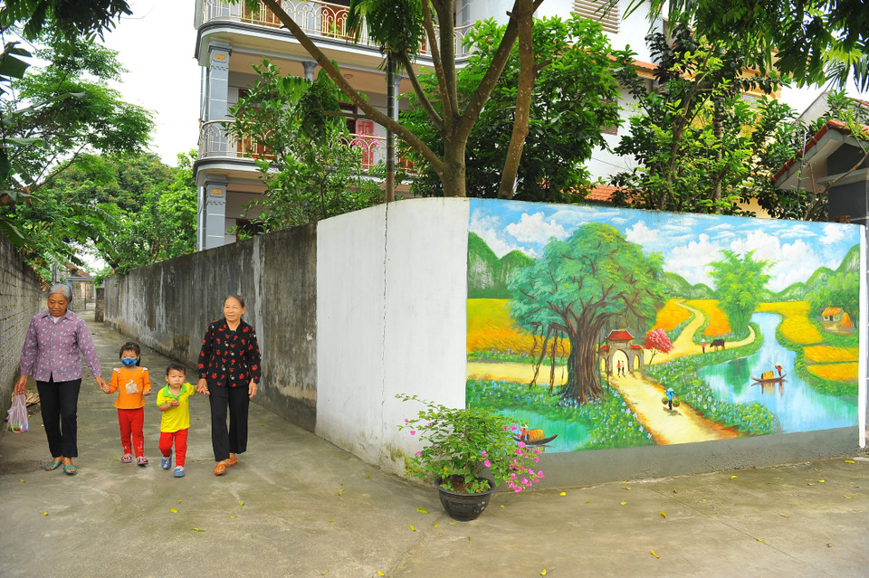 Con đường bích họa tại xã Ninh Giang, huyện Hoa Lư, với chủ đề quê hương. (Ảnh: Minh Đức/TTXVN)