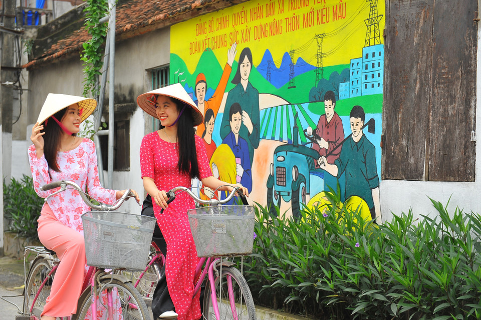 Con đường bích họa tại xã Trường Yên, huyện Hoa Lư, với chủ đề xây dựng đất nước và truyền thống xây dựng quê hương. (Ảnh: Minh Đức/TTXVN)