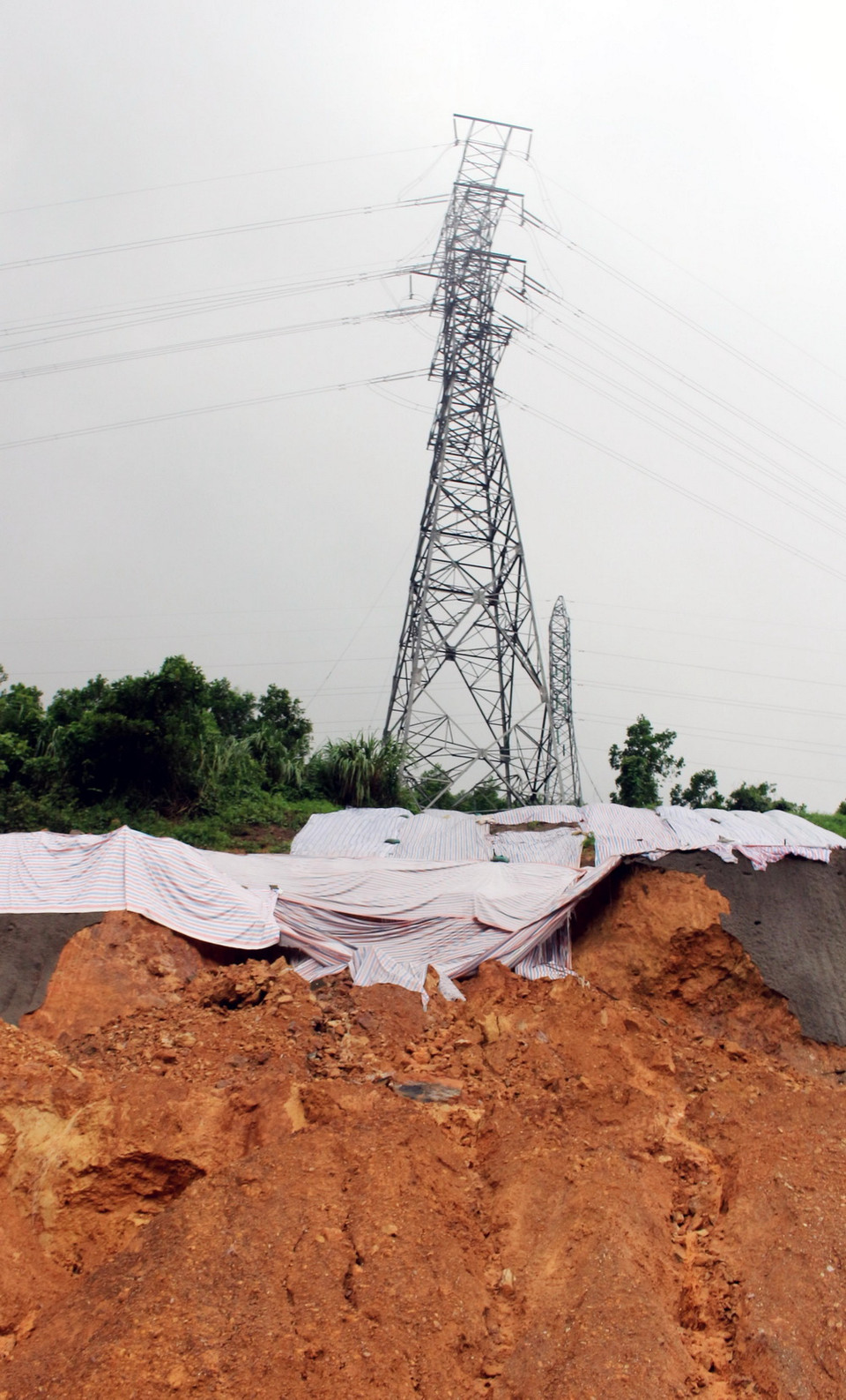 Một công trình điện có nguy cơ bị hư hỏng do sạt lở đất trên tuyến cao tốc Hạ Long - Vân Đồn đang thi công. (Ảnh: Văn Đức/TTXVN)