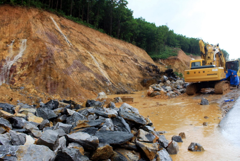 Đơn vị thi công đang bố trí phương tiện xử lý, khắc phục sạt lở. (Ảnh: Văn Đức/TTXVN)