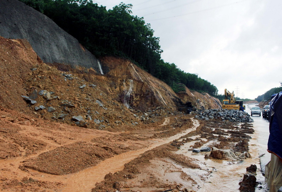  Một điểm sạt lở trên tuyến cao tốc Hạ Long-Vân Đồn đang thi công. (Ảnh: Văn Đức/TTXVN)