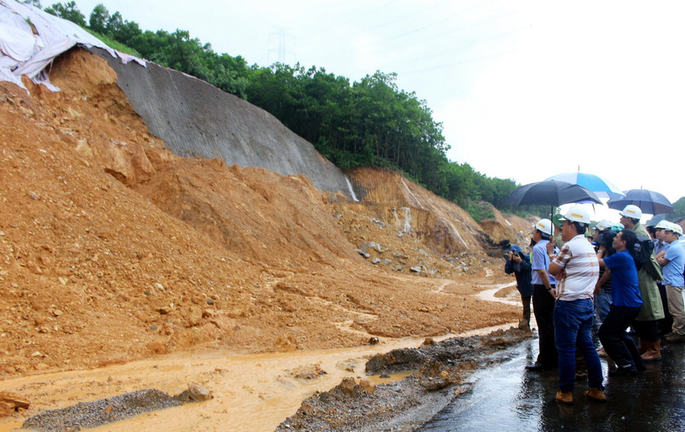 Sạt lở sau khi mưa lớn liên tục 2 ngày. (Ảnh: Văn Đức/TTXVN)