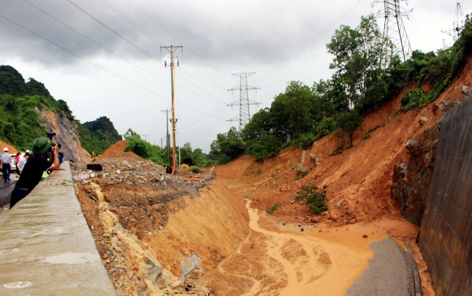 Nhiều điểm trên tuyến cao tốc Hạ Long-Vân Đồn bị sạt lở (Ảnh: Văn Đức/TTXVN)