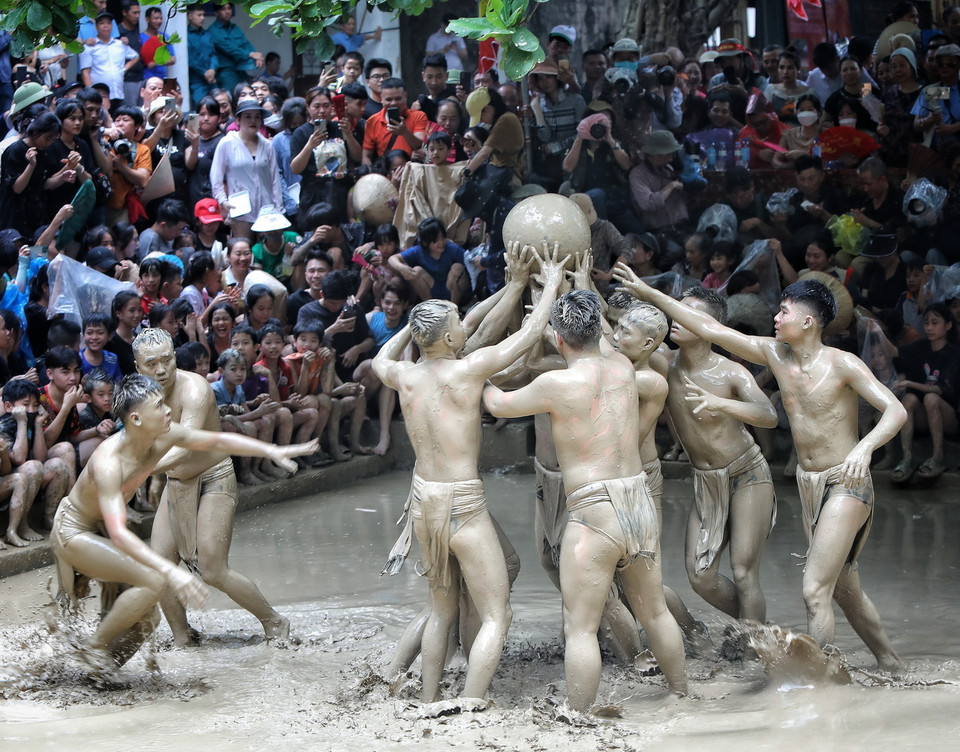 Pha tranh cầu quyết liệt giữa hai đội trong trận chung kết. (Ảnh: Danh Lam/TTXVN)