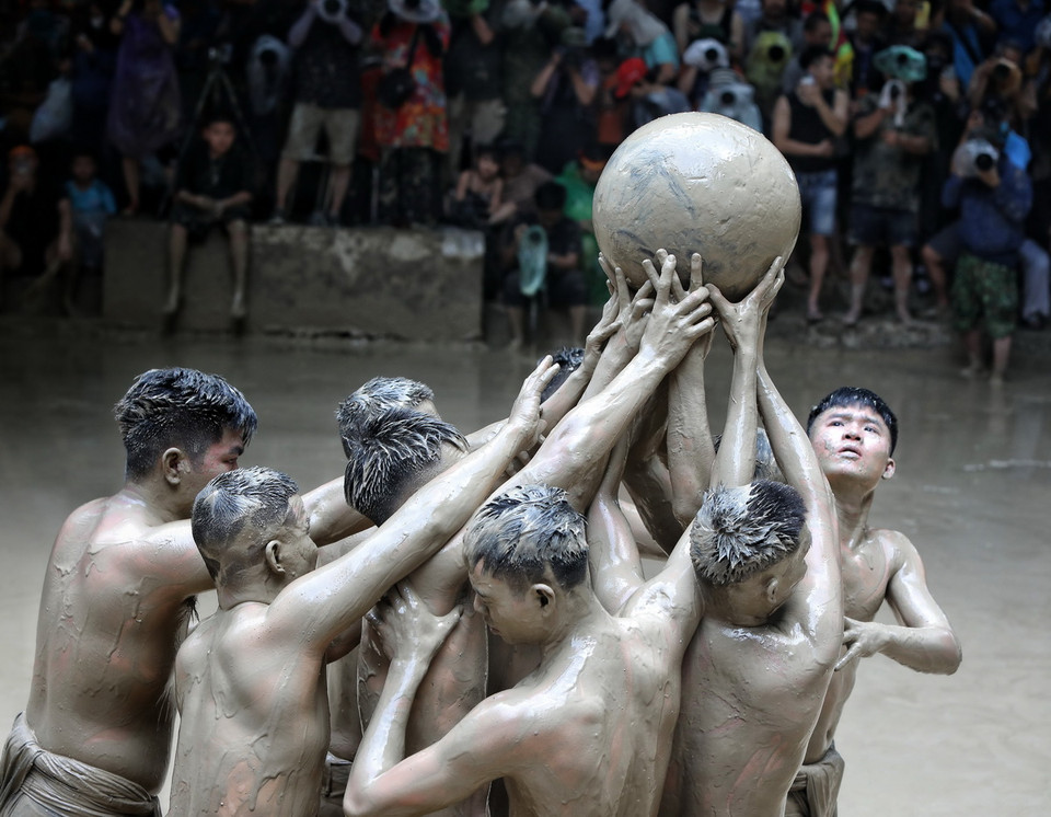 Quả cầu làm bằng gỗ mít nặng khoảng 20 kg, tượng trưng cho Mặt trời. (Ảnh: Danh Lam/TTXVN)