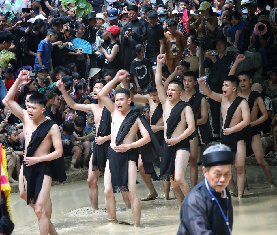 Nghi thức trước trận chung kết giữa hai đội ngày 21/5. (Ảnh: Danh Lam/TTXVN)