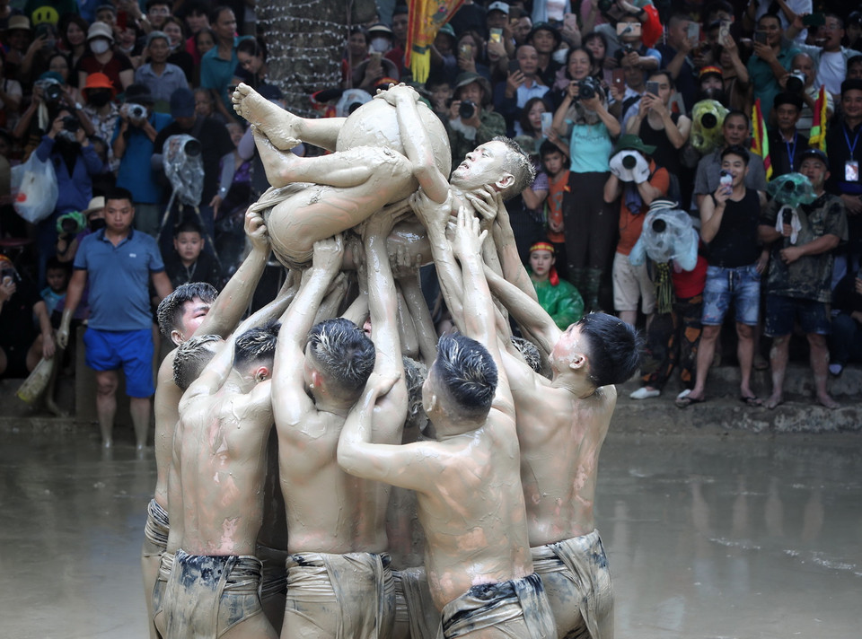 Người giành cầu được cho là giành được năng lượng mặt trời, nhiều may mắn. (Ảnh: Danh Lam/TTXVN)