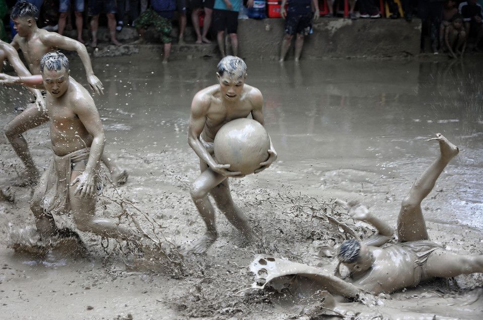 Pha tranh cầu quyết liệt giữa hai đội trong trận chung kết. (Ảnh: Danh Lam/TTXVN)